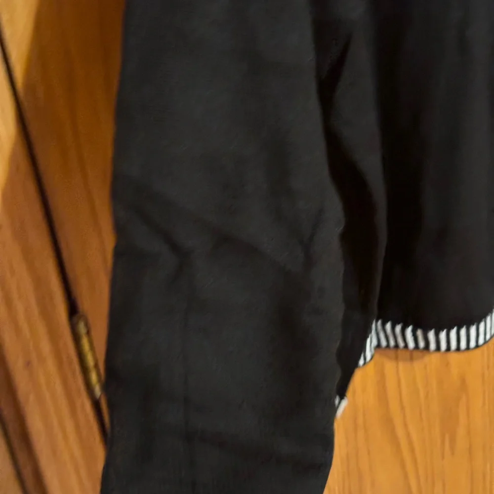 Black with‎ white trim women’s sweater sz 2XL new with tags